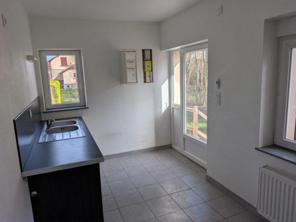 Maison de ville rénovée  2 chambres avec garage et terrain à Tavaux (Jura)