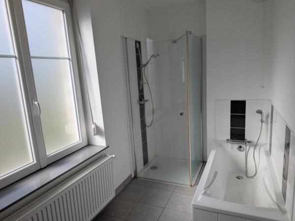 Maison de ville rénovée  2 chambres avec garage et terrain à Tavaux (Jura)