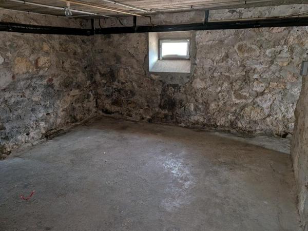 Maison de ville rénovée  2 chambres avec garage et terrain à Tavaux (Jura)