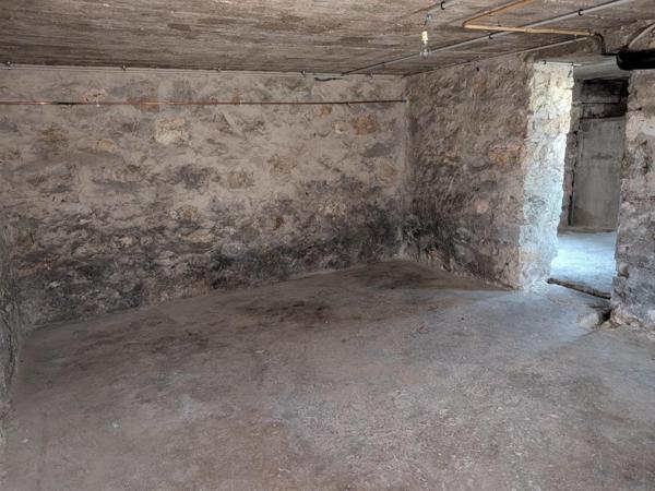 Maison de ville rénovée  2 chambres avec garage et terrain à Tavaux (Jura)