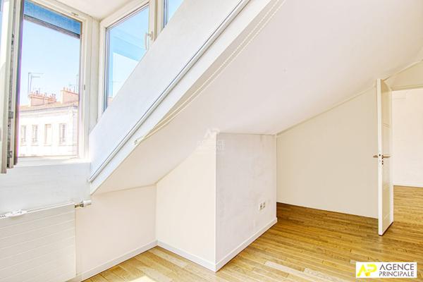 Versailles Notre-Dame espace Richaud Appartement 2 pièces 69 m² au sol (56 m² carrez) situé au 4ème et dernier étage avec ascenseur, cave et parking €495 000 ** - Référence 25437