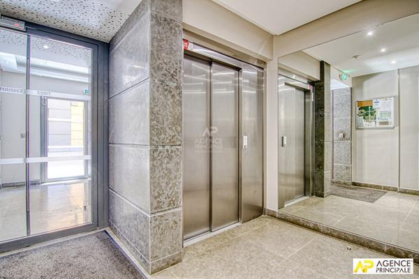 Versailles Notre-Dame espace Richaud Appartement 2 pièces 69 m² au sol (56 m² carrez) situé au 4ème et dernier étage avec ascenseur, cave et parking €495 000 ** - Référence 25437