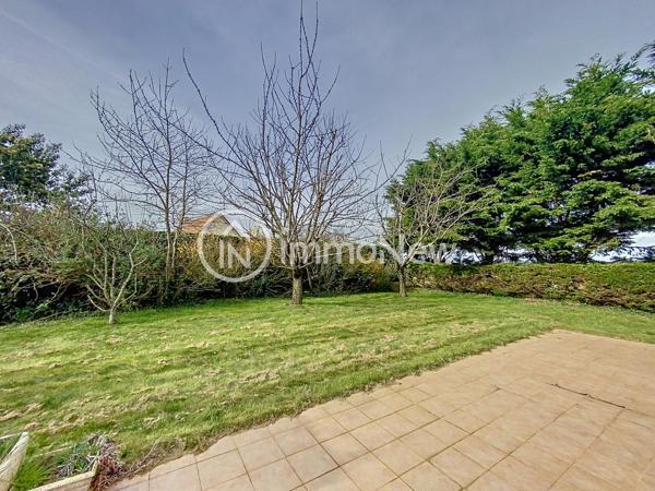 MAISON 8 PIECES AVEC VIE DE PLAIN-PIED ET VASTE JARDIN A BREVILLE-SUR-MER, AVEC VUE DEGAGEE MER.