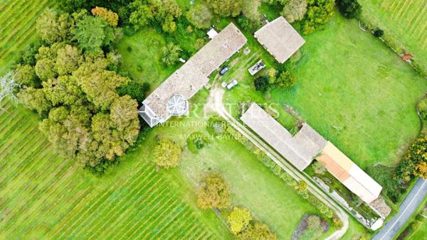 Château du 18eme siècle avec de nombreuses dépendances – Vue sur l’estuaire de la Gironde