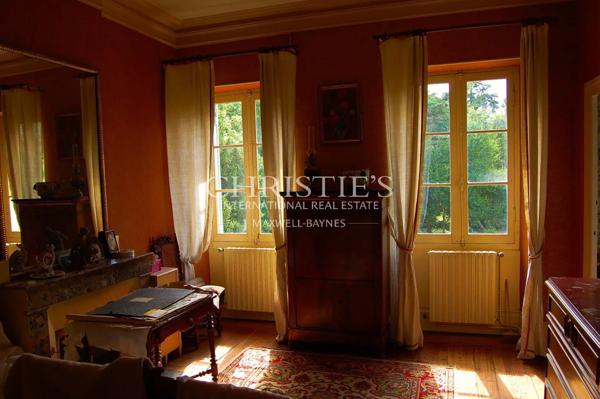 Château du 18eme siècle avec de nombreuses dépendances – Vue sur l’estuaire de la Gironde