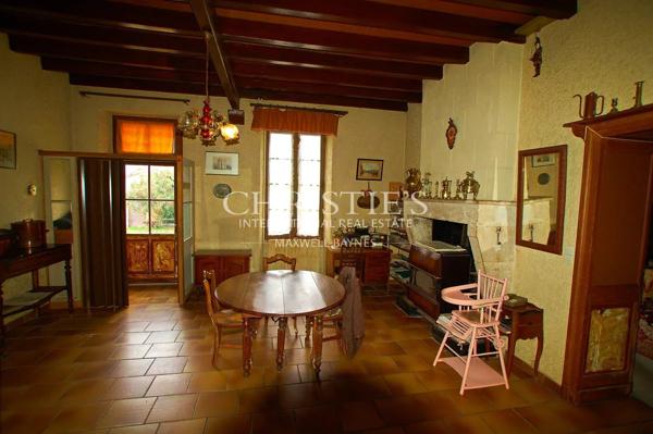 Château du 18eme siècle avec de nombreuses dépendances – Vue sur l’estuaire de la Gironde