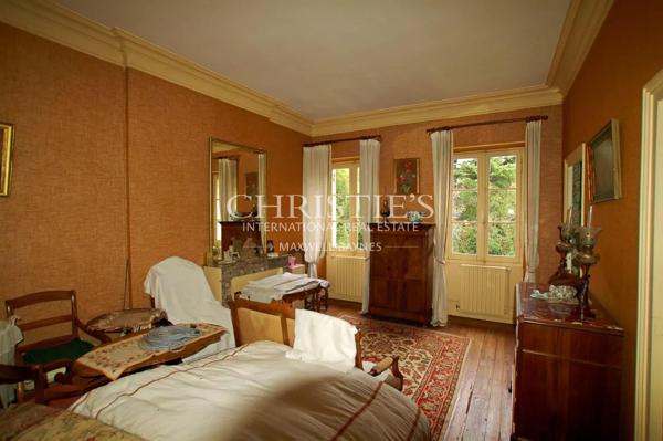 Château du 18eme siècle avec de nombreuses dépendances – Vue sur l’estuaire de la Gironde