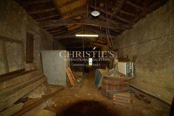 Château du 18eme siècle avec de nombreuses dépendances – Vue sur l’estuaire de la Gironde