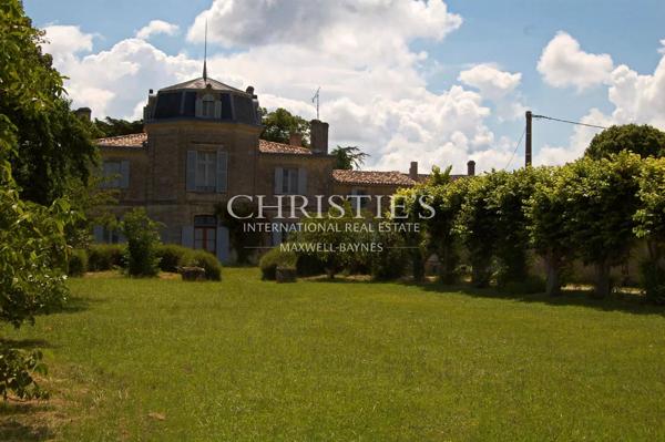 Château du 18eme siècle avec de nombreuses dépendances – Vue sur l’estuaire de la Gironde