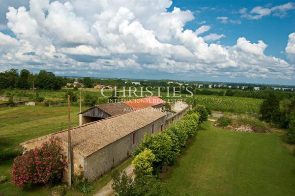 Château du 18eme siècle avec de nombreuses dépendances – Vue sur l’estuaire de la Gironde