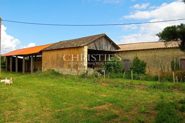 Château du 18eme siècle avec de nombreuses dépendances – Vue sur l’estuaire de la Gironde