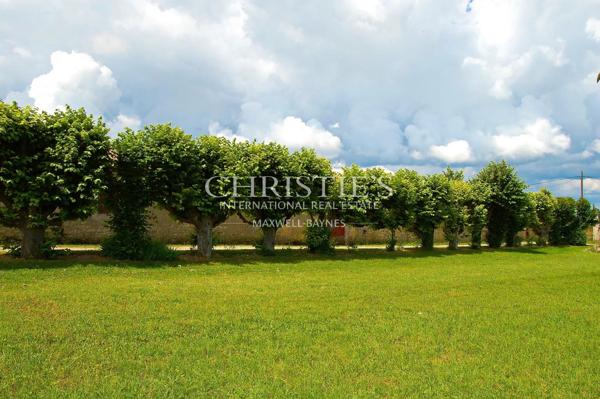 Château du 18eme siècle avec de nombreuses dépendances – Vue sur l’estuaire de la Gironde