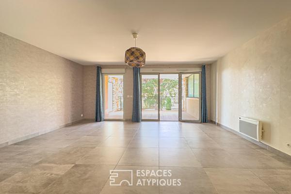 Appartement avec terrasse sur pinède et piscine