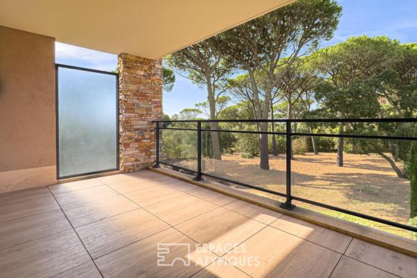 Appartement avec terrasse sur pinède et piscine
