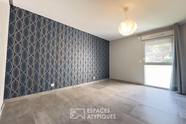 Appartement avec terrasse sur pinède et piscine