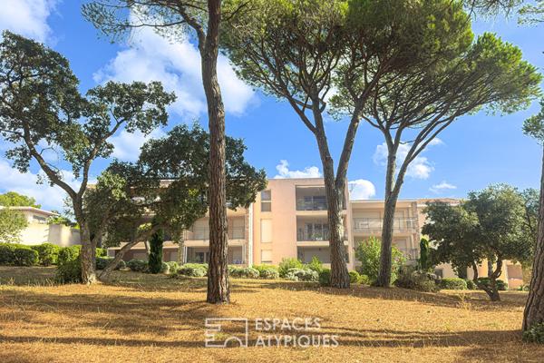 Appartement avec terrasse sur pinède et piscine