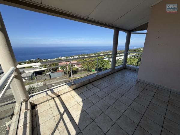 Bel appartement T2 Résidence Les Sirènes 1 avec magnifique vue mer et montagne au centre ville dans la Rue de l'Eglise en dessous du Lycée des Avirons.