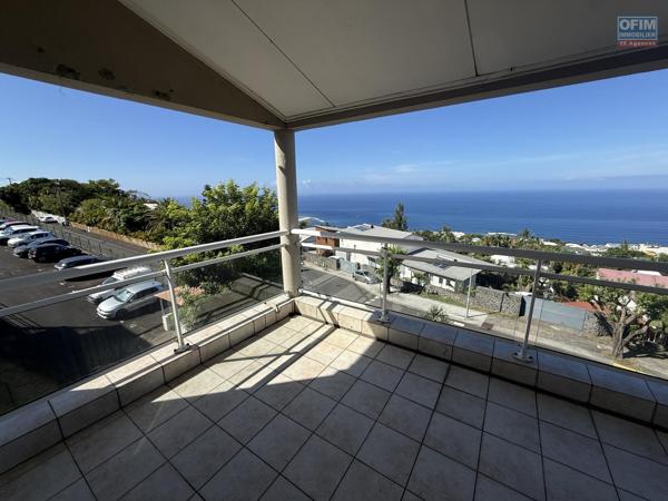 Bel appartement T2 Résidence Les Sirènes 1 avec magnifique vue mer et montagne au centre ville dans la Rue de l'Eglise en dessous du Lycée des Avirons.