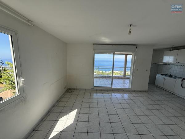 Bel appartement T2 Résidence Les Sirènes 1 avec magnifique vue mer et montagne au centre ville dans la Rue de l'Eglise en dessous du Lycée des Avirons.