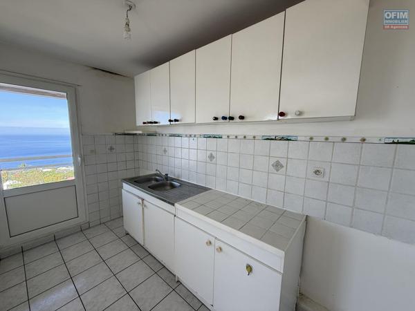 Bel appartement T2 Résidence Les Sirènes 1 avec magnifique vue mer et montagne au centre ville dans la Rue de l'Eglise en dessous du Lycée des Avirons.