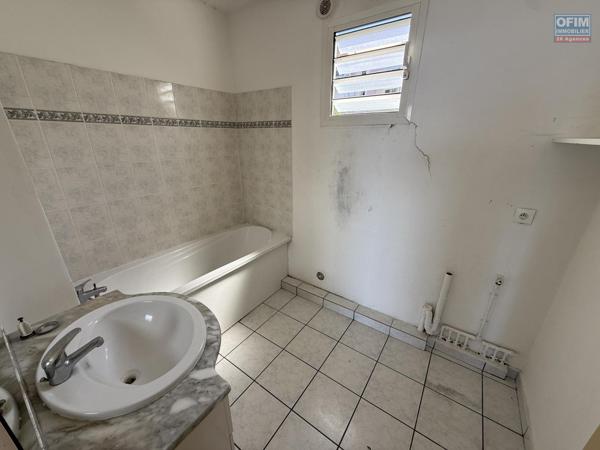 Bel appartement T2 Résidence Les Sirènes 1 avec magnifique vue mer et montagne au centre ville dans la Rue de l'Eglise en dessous du Lycée des Avirons.