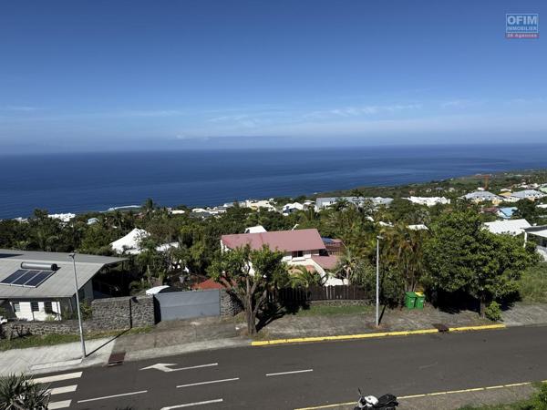 Bel appartement T2 Résidence Les Sirènes 1 avec magnifique vue mer et montagne au centre ville dans la Rue de l'Eglise en dessous du Lycée des Avirons.