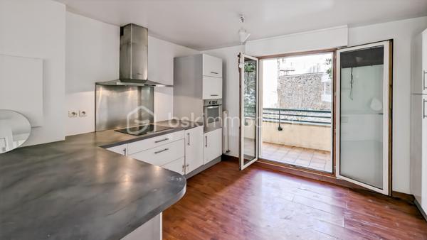 Au centre-ville de Juvisy sur Orge, dans une petite copropriété récente découvrez ce magnifique F3 en duplex en vente interactive !

Cet appartement fonctionnel à proximité de la gare (RER C et D) se compose : d'une entrée desservant une cuisine aménagée avec balcon et un séjour avec balcon et un toilette avec lave-mains, d'un escalier menant à un palier, un toilette, une salle d'eau, 2 chambres avec balcons, une place de parking privative.