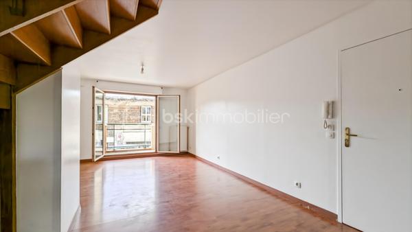 Au centre-ville de Juvisy sur Orge, dans une petite copropriété récente découvrez ce magnifique F3 en duplex en vente interactive !

Cet appartement fonctionnel à proximité de la gare (RER C et D) se compose : d'une entrée desservant une cuisine aménagée avec balcon et un séjour avec balcon et un toilette avec lave-mains, d'un escalier menant à un palier, un toilette, une salle d'eau, 2 chambres avec balcons, une place de parking privative.