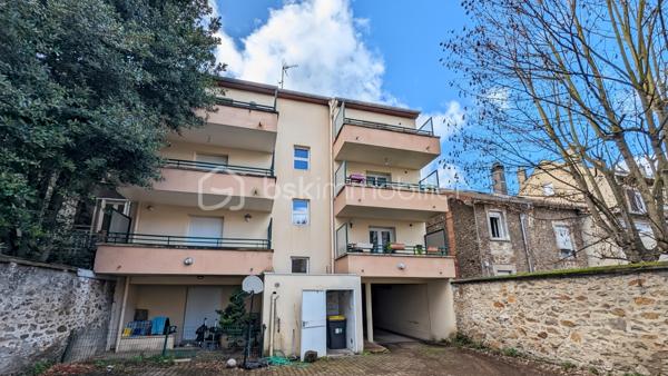 Au centre-ville de Juvisy sur Orge, dans une petite copropriété récente découvrez ce magnifique F3 en duplex en vente interactive !

Cet appartement fonctionnel à proximité de la gare (RER C et D) se compose : d'une entrée desservant une cuisine aménagée avec balcon et un séjour avec balcon et un toilette avec lave-mains, d'un escalier menant à un palier, un toilette, une salle d'eau, 2 chambres avec balcons, une place de parking privative.