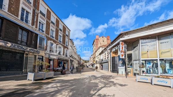 Au centre-ville de Juvisy sur Orge, dans une petite copropriété récente découvrez ce magnifique F3 en duplex en vente interactive !

Cet appartement fonctionnel à proximité de la gare (RER C et D) se compose : d'une entrée desservant une cuisine aménagée avec balcon et un séjour avec balcon et un toilette avec lave-mains, d'un escalier menant à un palier, un toilette, une salle d'eau, 2 chambres avec balcons, une place de parking privative.