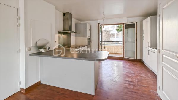 Au centre-ville de Juvisy sur Orge, dans une petite copropriété récente découvrez ce magnifique F3 en duplex en vente interactive !

Cet appartement fonctionnel à proximité de la gare (RER C et D) se compose : d'une entrée desservant une cuisine aménagée avec balcon et un séjour avec balcon et un toilette avec lave-mains, d'un escalier menant à un palier, un toilette, une salle d'eau, 2 chambres avec balcons, une place de parking privative.