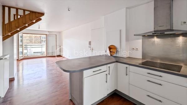 Au centre-ville de Juvisy sur Orge, dans une petite copropriété récente découvrez ce magnifique F3 en duplex en vente interactive !

Cet appartement fonctionnel à proximité de la gare (RER C et D) se compose : d'une entrée desservant une cuisine aménagée avec balcon et un séjour avec balcon et un toilette avec lave-mains, d'un escalier menant à un palier, un toilette, une salle d'eau, 2 chambres avec balcons, une place de parking privative.