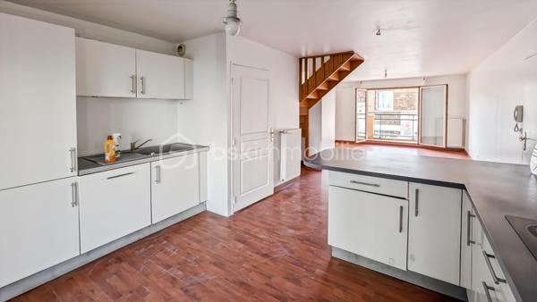 Au centre-ville de Juvisy sur Orge, dans une petite copropriété récente découvrez ce magnifique F3 en duplex en vente interactive !

Cet appartement fonctionnel à proximité de la gare (RER C et D) se compose : d'une entrée desservant une cuisine aménagée avec balcon et un séjour avec balcon et un toilette avec lave-mains, d'un escalier menant à un palier, un toilette, une salle d'eau, 2 chambres avec balcons, une place de parking privative.