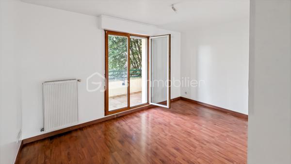 Au centre-ville de Juvisy sur Orge, dans une petite copropriété récente découvrez ce magnifique F3 en duplex en vente interactive !

Cet appartement fonctionnel à proximité de la gare (RER C et D) se compose : d'une entrée desservant une cuisine aménagée avec balcon et un séjour avec balcon et un toilette avec lave-mains, d'un escalier menant à un palier, un toilette, une salle d'eau, 2 chambres avec balcons, une place de parking privative.