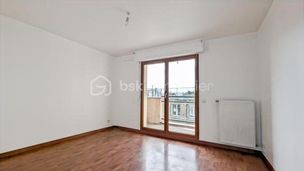 Au centre-ville de Juvisy sur Orge, dans une petite copropriété récente découvrez ce magnifique F3 en duplex en vente interactive !

Cet appartement fonctionnel à proximité de la gare (RER C et D) se compose : d'une entrée desservant une cuisine aménagée avec balcon et un séjour avec balcon et un toilette avec lave-mains, d'un escalier menant à un palier, un toilette, une salle d'eau, 2 chambres avec balcons, une place de parking privative.
