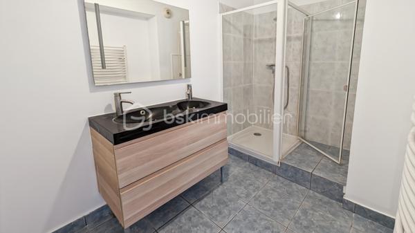 Au centre-ville de Juvisy sur Orge, dans une petite copropriété récente découvrez ce magnifique F3 en duplex en vente interactive !

Cet appartement fonctionnel à proximité de la gare (RER C et D) se compose : d'une entrée desservant une cuisine aménagée avec balcon et un séjour avec balcon et un toilette avec lave-mains, d'un escalier menant à un palier, un toilette, une salle d'eau, 2 chambres avec balcons, une place de parking privative.