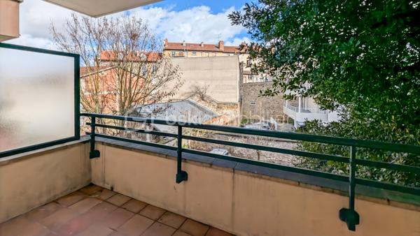 Au centre-ville de Juvisy sur Orge, dans une petite copropriété récente découvrez ce magnifique F3 en duplex en vente interactive !

Cet appartement fonctionnel à proximité de la gare (RER C et D) se compose : d'une entrée desservant une cuisine aménagée avec balcon et un séjour avec balcon et un toilette avec lave-mains, d'un escalier menant à un palier, un toilette, une salle d'eau, 2 chambres avec balcons, une place de parking privative.