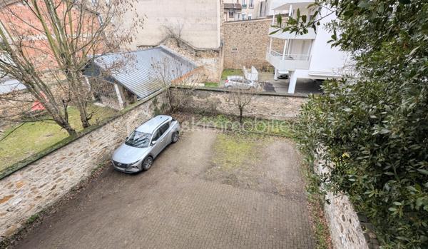 Au centre-ville de Juvisy sur Orge, dans une petite copropriété récente découvrez ce magnifique F3 en duplex en vente interactive !

Cet appartement fonctionnel à proximité de la gare (RER C et D) se compose : d'une entrée desservant une cuisine aménagée avec balcon et un séjour avec balcon et un toilette avec lave-mains, d'un escalier menant à un palier, un toilette, une salle d'eau, 2 chambres avec balcons, une place de parking privative.