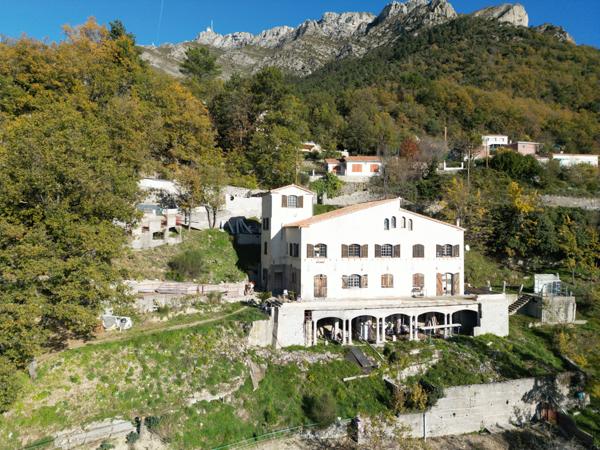 Revest-les-Roches (06830) Bâtisse 420 m², 19 pièces, à 30 min de Nice