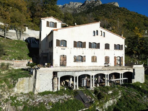 Revest-les-Roches (06830) Bâtisse 420 m², 19 pièces, à 30 min de Nice