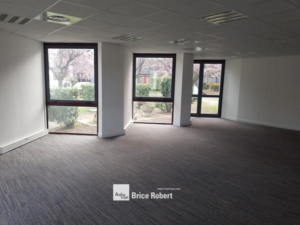 Bureaux à louer à Vénissieux parc arboré lumineux services sur place