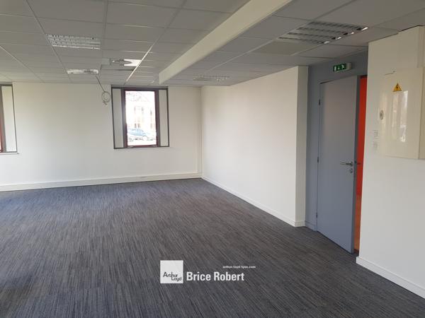 Bureaux à louer à Vénissieux parc arboré lumineux services sur place