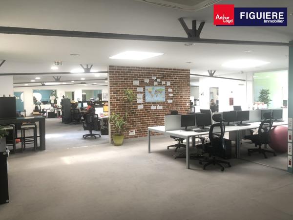 RARE A VENELLES:BEAU PLATEAU DE BUREAUX LUMINEUX ET RENOVES AVEC DE NOMBREUX PARKINGS . BONNE DESSERTE ET NOMBREUX SERVICES A PROXIMITE