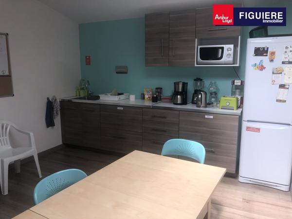 RARE A VENELLES:BEAU PLATEAU DE BUREAUX LUMINEUX ET RENOVES AVEC DE NOMBREUX PARKINGS . BONNE DESSERTE ET NOMBREUX SERVICES A PROXIMITE