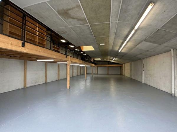 A LOUER LOCAL COMMERCIAL DE 290 M2 LACEMENT STRATEGIQUE BORD 4 RN