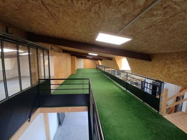 A LOUER LOCAL COMMERCIAL DE 290 M2 LACEMENT STRATEGIQUE BORD 4 RN