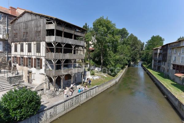 Maison à colombage à rénover MARINGUES (63)