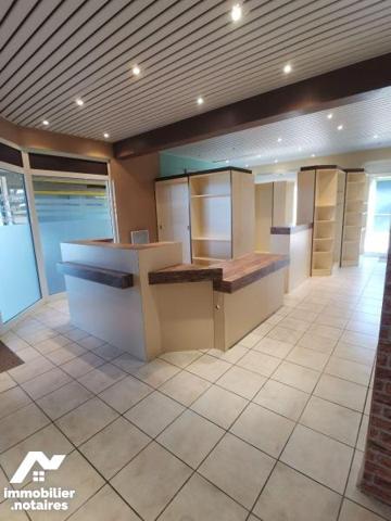 Ensemble de deux locaux commerciaux, situés au centre commercial du Roudour. 
Le grand local e...