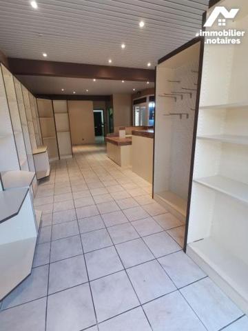 Ensemble de deux locaux commerciaux, situés au centre commercial du Roudour. 
Le grand local e...