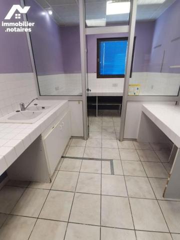 Ensemble de deux locaux commerciaux, situés au centre commercial du Roudour. 
Le grand local e...